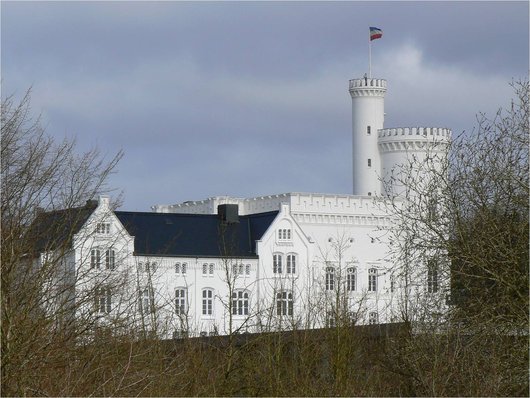Blick auf die Selenter Blomenburg mit Kavaliershaus und Jagdschloss (Foto: VollwertBIT - wikimedia / CC BY-SA 3.0)