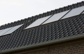 Die Sonnenenergie einzufangen war für die versierten Bauherren fest eingeplant. Warmwasserkollektoren nutzen die Sonnenkraft ebenso wie die Photovoltaik auf dem Dach des Bauernhauses. (Foto: STIEBEL ELTRON)