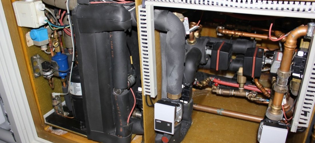 Ein Blick in die Technikkammer des Wärmespeichers: Darin verbirgt sich auch die Wärmepumpe, die nur mit Wärme von den Solarkollektoren bedient wird. Foto: Sonnenhaus-Institut