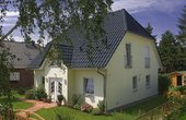 In Hennickendorf hat eine Familie ihre Vorstellungen von Wohnen und einer effizienten Haustechnik mit Wärmepumpe umgesetzt. Foto: Roth