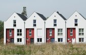 Das Ensemble besticht durch klare Formen im Stile einer holländischen Reihe - giebelständige Häuser mit schmalen Fassaden. Foto: Tecalor