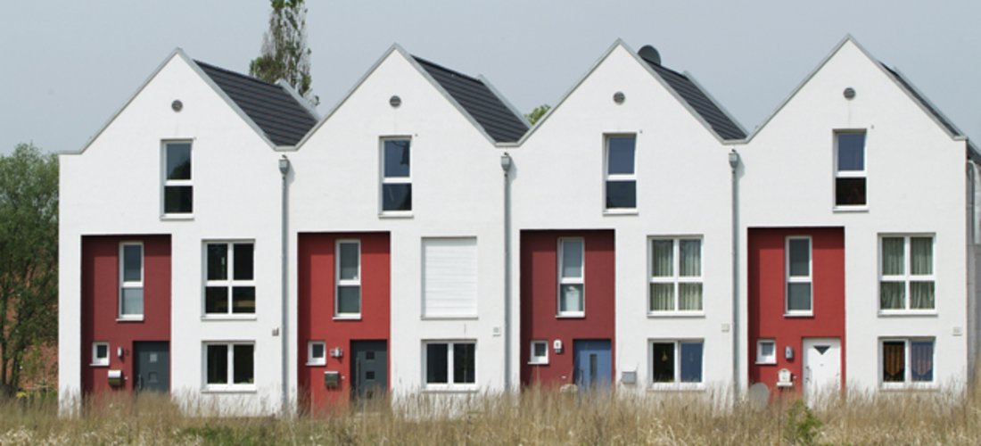 Das Ensemble besticht durch klare Formen im Stile einer holländischen Reihe - giebelständige Häuser mit schmalen Fassaden. Foto: Tecalor