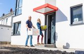 Carsten und Daniela Pfeiffer sind die Ersten, die ihr weitgehend energieautarkes Haus im Klimaviertel einziehen. (Foto: Stadtwerke Herne AG)