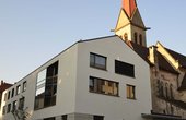 Das Pfarrzentrum der Kath. Pfarrei Herz Jesu in Nürnberg wird mit einer geothermischen Wärmepumpe beheizt und gekühlt. (Foto: Ingenieurgemeinschaft Dess+Falk GmbH)