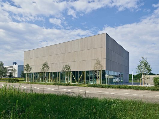 Das Regionale Innovationszentrum Energietechnik (RIZ) in Offenburg heizt klimaneutral mit einer Wasser-Wärmepumpe. (Foto: Bernhard Strauss Photographie, Freiburg) Das Regionale Innovationszentrum Energietechnik (RIZ) in Offenburg heizt klimaneutral mit einer Wasser-Wärmepumpe. (Foto: Bernhard Strauss Photographie, Freiburg)