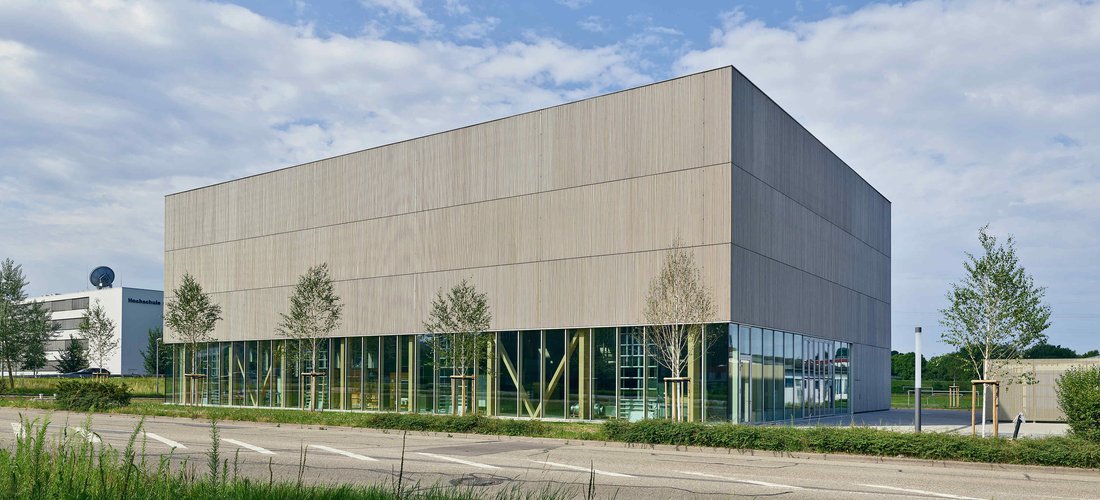 Das Regionale Innovationszentrum Energietechnik (RIZ) in Offenburg heizt klimaneutral mit einer Wasser-Wärmepumpe. (Foto: Bernhard Strauss Photographie, Freiburg)