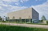 Das Regionale Innovationszentrum Energietechnik (RIZ) in Offenburg heizt klimaneutral mit einer Wasser-Wärmepumpe. (Foto: Bernhard Strauss Photographie, Freiburg)