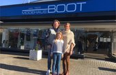 Initiatoren und Investorenehepaar des Mieterstromprojektes Kalkar-Wissel: v.li: Herr Boothe, Frau Boot und Tochter vor ihrem Modehaus (Foto: Jamp)