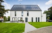 In Oberfranken hat Matthias Gemeinhardt ein weitgehend solar beheiztes Eigenheim mit intelligenter Haustechnik gebaut. Heizungstechnik, Beleuchtung, Belüftung und vieles mehr werden über die von ihm selbst programmierte Smart Home-Technik geregelt und mit Sprachbefehlen gesteuert. Foto: Sonnenhaus-Institut / Udo Geisler
