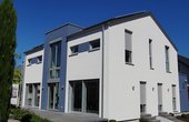Außenansicht des neuen OKAL Musterhauses in Offenburg (Foto: OKAL/Markus Burgdorf)