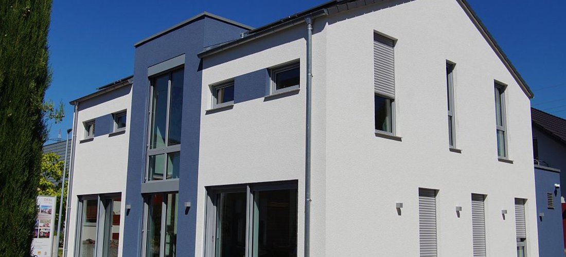 Außenansicht des neuen OKAL Musterhauses in Offenburg (Foto: OKAL/Markus Burgdorf)