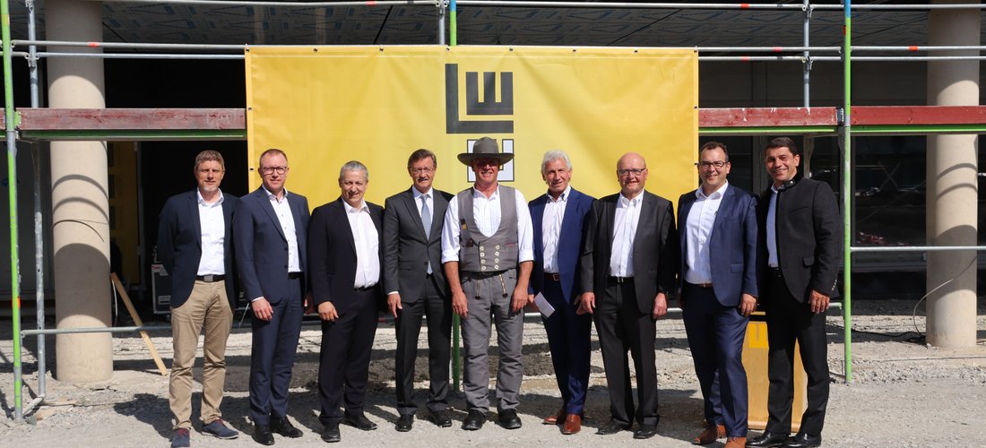 Die Beteiligten beim Richtfest. Foto: LEONHARD WEISS GmbH & Co. KG