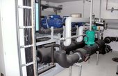 In der Heizzentrale steht die thermeco2 Hochtemperaturwärmepumpe mit einer Leistung von 440 kW. (Foto: ratiotherm Heizung + Solartechnik GmbH, Dollnstein)