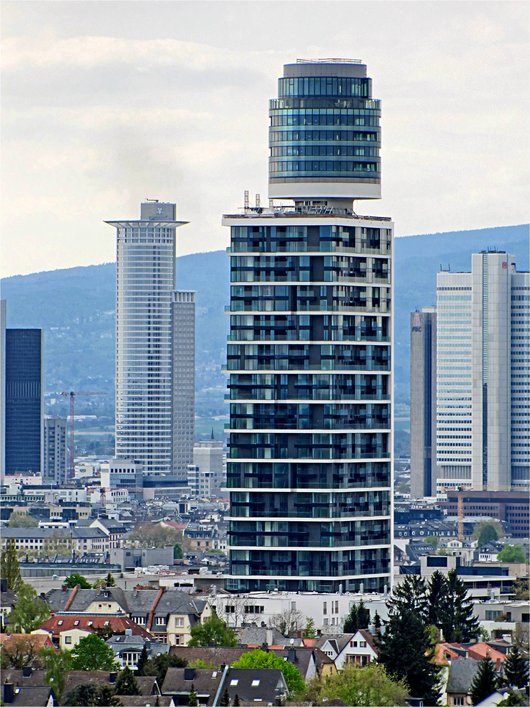 Der neue Henninger Turm in Frankfurt wird umweltfreundlich mit Erdwärmepumpe versorgt. (Foto-Copyright: Dontworry - wikipedia / CC BY-SA 4.0)