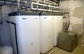 Drei Warmwasserspeicher sorgen für allzeit hygienisch sauberes Warmwasser in dem Langenhagener Mehrfamilienhaus. (Foto: ROTEX)