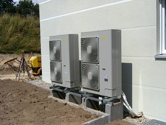 Außeneinheiten der 14-kW-Wärmepumpen Foto: Rotex