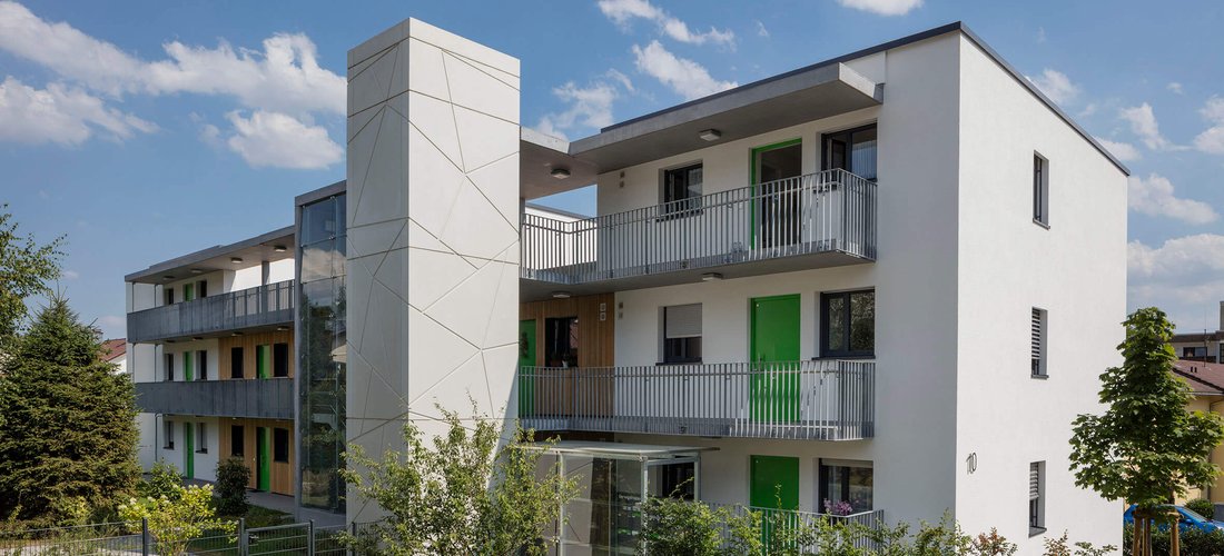 Verputzte und mit Holz verschalte Abschnitte gliedern den Baukörper. Jeder Wohnung ist ein großer, nicht einsehbarer Balkon oder eine Loggia zugeordnet. (Foto: Johannes Vogt, Mannheim / Sto SE & Co. KGaA)
