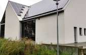 Durch Einbau einer Photovoltaikanlage auf dem Dach des Neubaus wird der Energiebedarf für u.a. die Erdwärmepumpe gedeckt. (Foto: waermepumpe-regional.de)