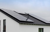 Die Photovoltaikanlage zur Stromerzeugung auf dem Dach hat eine Leistung von 9,6 kW Peak. (Bild: Buderus)