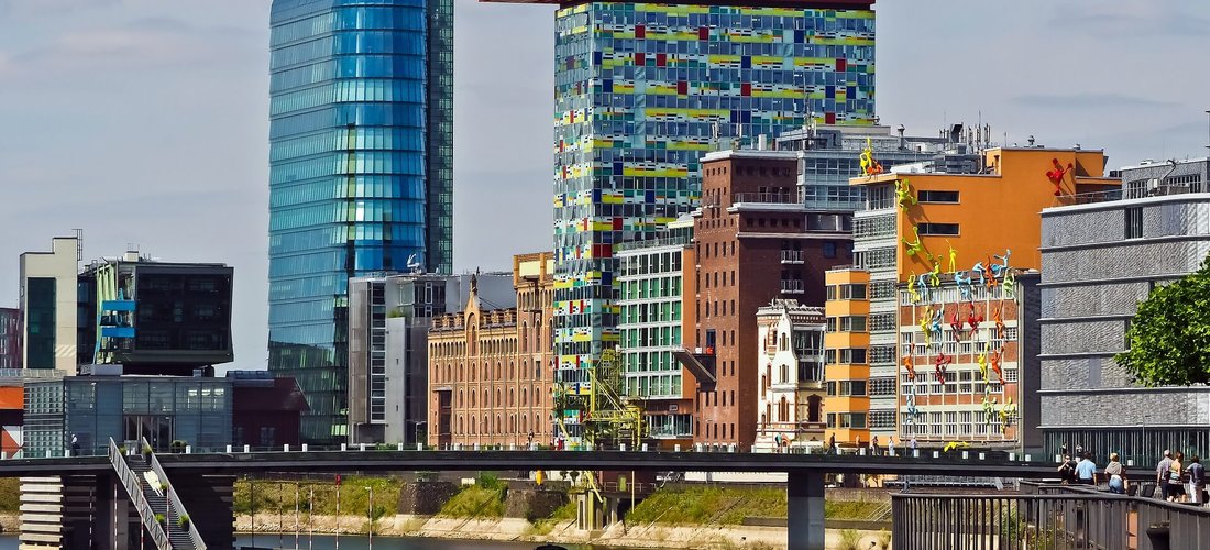 SIGN! Landmark Tower an der Speditionsstraße im Düsseldorfer Medienhafen (Foto: pixabay)