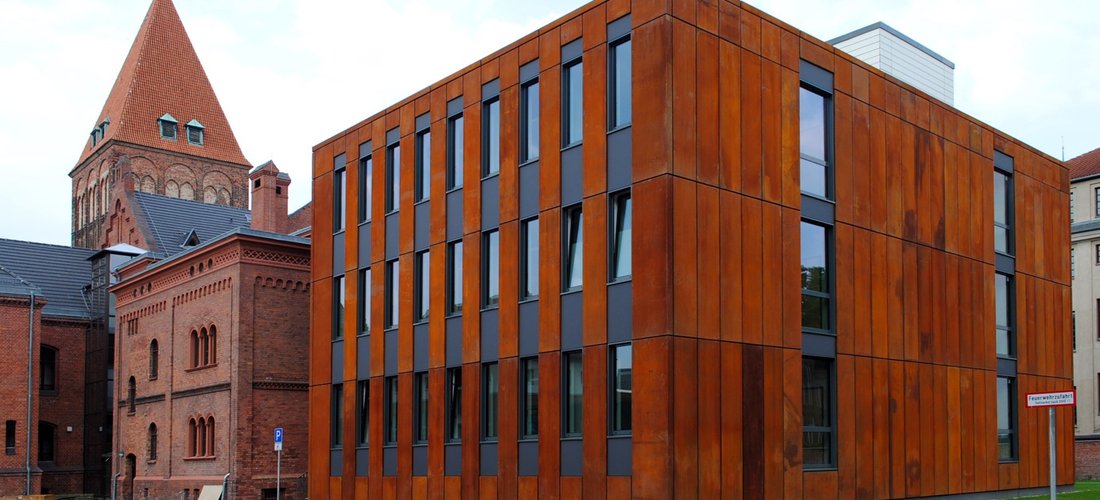 Der Neubau des Greifswalder Grundbuchamtes wird mit einer Wärmepumpe beheizt. (Foto: Staatliches Bau- und Liegenschaftsamt Neubrandenburg)