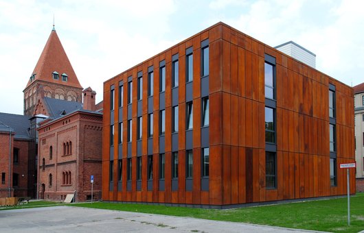 Der Neubau des Greifswalder Grundbuchamtes wird mit einer Wärmepumpe beheizt. (Foto: Staatliches Bau- und Liegenschaftsamt Neubrandenburg) Der Neubau des Greifswalder Grundbuchamtes wird mit einer Wärmepumpe beheizt. (Foto: Staatliches Bau- und Liegenschaftsamt Neubrandenburg)