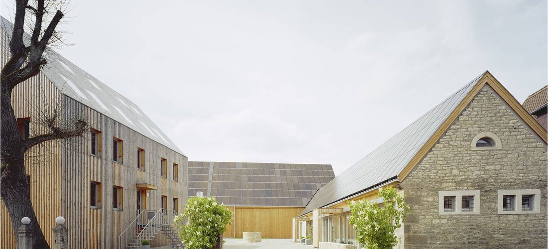 HOF8 ist eine sanierte große Hofstelle im Taubertal, die mehr Energie produzieren kann als sie benötigt. (Foto: Klärle GmbH, Weikersheim/ Fotograf: Brigida Gonzalez)