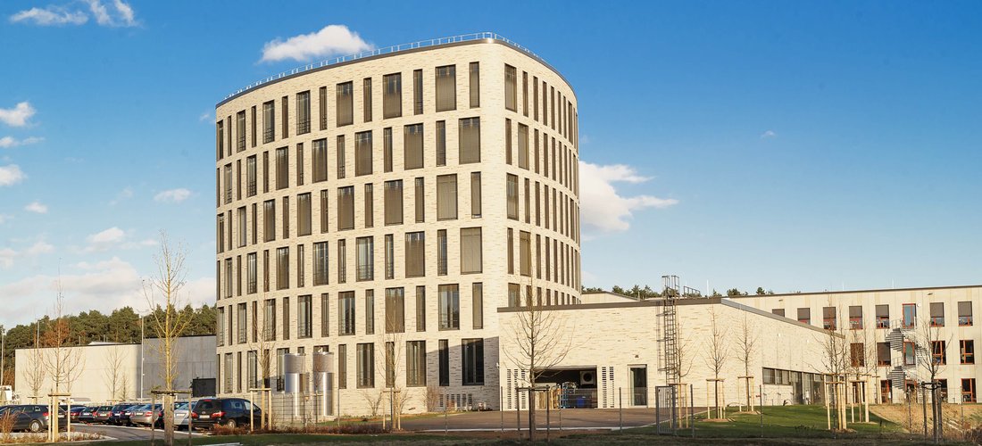 Ansicht des neuen Verwaltungs- und Fabrikgebäudes der Maschinenfabrik NIEHOFF in Schwabach (Foto: Maschinenfabrik NIEHOFF GmbH&Co.KG)