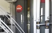 Blick auf den zentralen Schichtspeicher mit 27.000 Liter und Niedertemperatur-Speicher mit 15.000 Liter Fassungsvermögen. (Foto: ratiotherm Heizung + Solartechnik GmbH, Dollnstein)