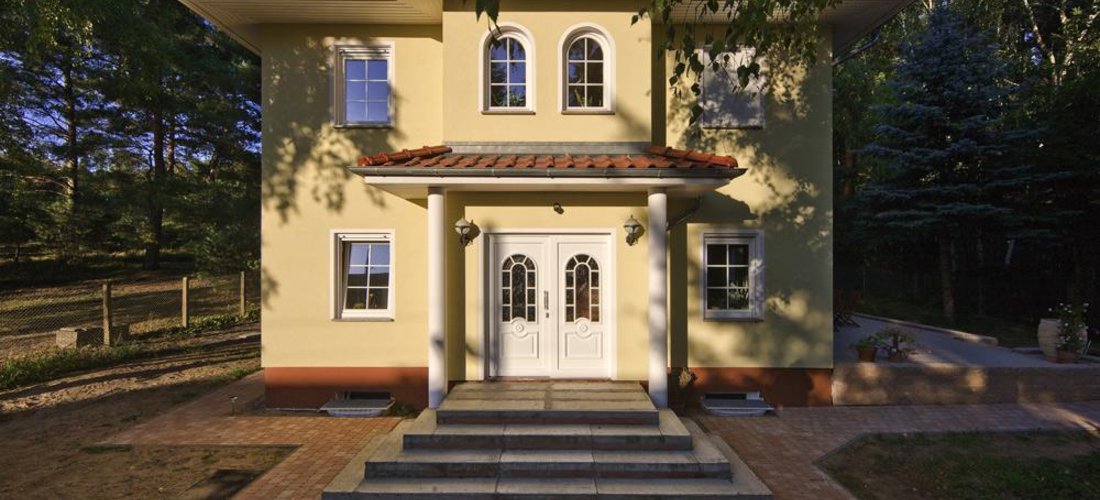 Die Villa Lugana in Massivbauweise besticht mit einer geradlinigen Formensprache und einer strahlend weißen Fassade. Foto: Roth Massivbau
