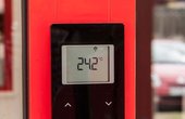 Über das Roth Funk-Regelungssystem EnergyLogic Touchline kann getrennt der Heiz- oder Kühlfall gesteuert werden. (Foto: Fritz Schöttner)