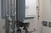 Hybridwärmepumpe (Luft/Wasser plus Gas) ersetzt störanfällige Gasbrennwerttherme Foto: Rotex