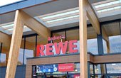 Die Tragkonstruktion eines REWE Green Buildings besteht aus einer Holzleimbinder-Rahmenkonstruktion. (Foto-Quelle: obs/ REWE Markt GmbH)