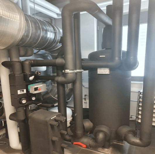 Sole-Wasser Wärmepumpe im Neubau der MHC Anlagentechnik in Germersheim (Foto: Heiler)