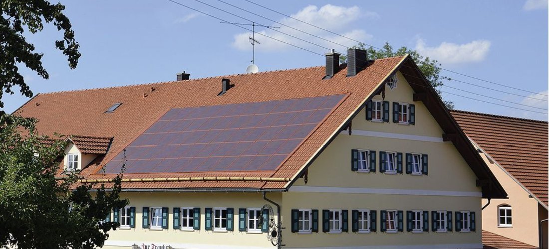 Der Kaltentaler Gasthof "Zur Traube" versorgt sich mit PVT-Modulen und Wärmepumpe mit Strom und Wärme. (Foto: Solarzentrum Allgäu e.K.)