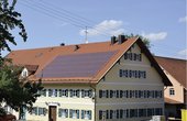 Der Kaltentaler Gasthof "Zur Traube" versorgt sich mit PVT-Modulen und Wärmepumpe mit Strom und Wärme. (Foto: Solarzentrum Allgäu e.K.)