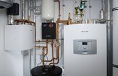 Besonders platzsparend lassen sich Heiz- und Kühltechnik in nahezu jeden Heizungsraum integrieren. (Quelle: Bosch)
