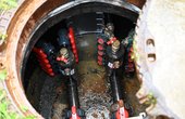 Auf Grund der Gebäudegröße war für die sonst gängigen geothermischen Bohrtiefen von circa 100 Metern an diesem Ort nicht ausreichend Platz vorhanden, deshalb wurde hier mit neun doppelt so tiefen Bohrungen geplant. Foto: BWP