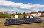 Links Sondenhaus, rechts Technikgebäude, vorne Photovoltaikanlage (Foto: Stadtwerke Prenzlau GmbH / September 2018)