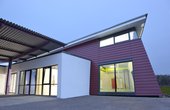 Die Ludwig Guttmann Schule in Kronau heizt mit einer Grundwasser-Wärmepumpe (Foto: Niemann Architekten)