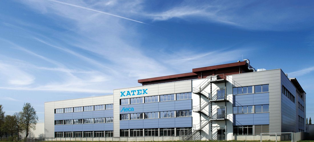 Das KATEK-Gebäude in Memmingen wird mit Grundwasser-Wärmepumpen beheizt und gekühlt. (Foto: KATEK Memmingen GmbH)