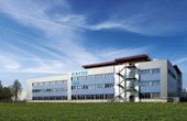 Das KATEK-Gebäude in Memmingen wird mit Grundwasser-Wärmepumpen beheizt und gekühlt. (Foto: KATEK Memmingen GmbH)