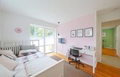 Klare Formen und helle Farben in den zwei gleich großen Kinderzimmern: Jedes von ihnen verfügt über einen Zugang zur Terrasse. (Foto: HausCompagnie / Christoph Große)