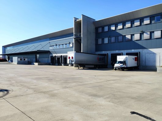 Eine Luft/Wasser-Wärmepumpe sorgt im Kiesel Logistikzentrum in Stockstadt für die nötige Heizwärmeversorgung. (Foto: waermepumpe-regional.de)