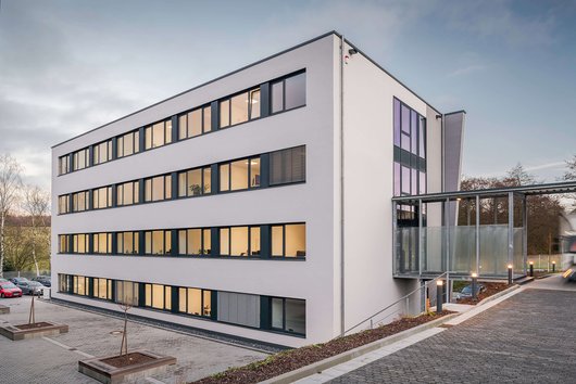 Das neue EWM-Bürogebäude in Mündersbach wird mit einer Luft-Wasser Wärmepumpe beheizt. (Copyright: Rüdiger Mosler / Herausgeber: KLEUSBERG GmbH & Co. KG)
