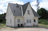 Im brandenburgischen Fredersdorf – nur 40 Autominuten von Berlin – haben sich Bauherren eine Wohnoase geschaffen: ein Friesenhaus, dem die Liebe zum Detail anzusehen ist. Foto: Roth