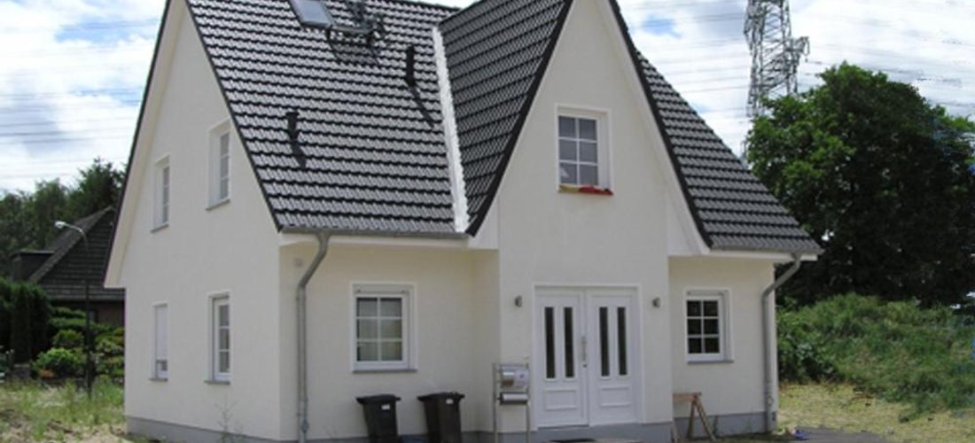Im brandenburgischen Fredersdorf – nur 40 Autominuten von Berlin – haben sich Bauherren eine Wohnoase geschaffen: ein Friesenhaus, dem die Liebe zum Detail anzusehen ist. Foto: Roth