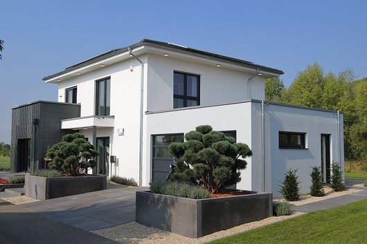 Das Musterhaus von OKAL im Unger Musterhauspark in Schkeuditz ist eine moderne Stadtvilla mit akzenturierenden Anbauten. (Foto: OKAL Haus GmbH)