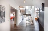Im OKAL Musterhaus in Ingolstadt wird geschmackvolle Innenarchitektur mit modernster Gebäudetechnik kombiniert. (Foto: OKAL Haus GmbH)