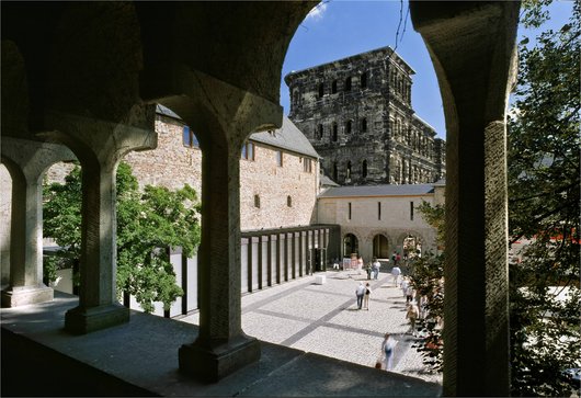 Blick auf den Simeonstift und Porta Nigra, links Eingang zum Stadtmuseum (Quelle: Stadtmuseum Simeonstift Trier, Foto: Thomas Riehle)